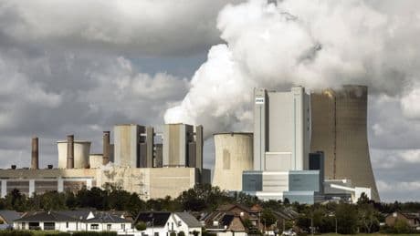 Réchauffement climatique : la marche arrière promue par Donald Trump contamine l’Europe