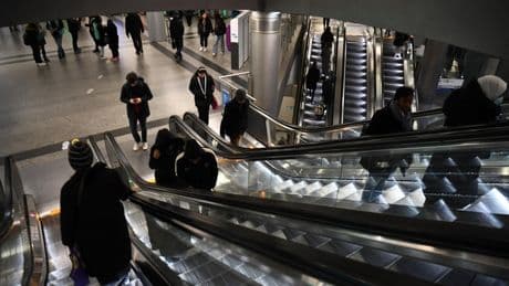 Paris : un homme interné après avoir étranglé deux femmes à la station Pyrénées
