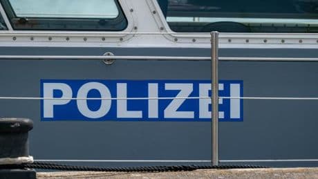 Unfall auf dem Wasserweg: Schiff stößt in Oldenburg gegen Eisenbahnbrücke