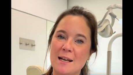 Almudena Herraiz, ortodoncista: "Cada vez que tiramos de la cadena sin cerrar la tapa, millones de bacterias salen disparadas"
