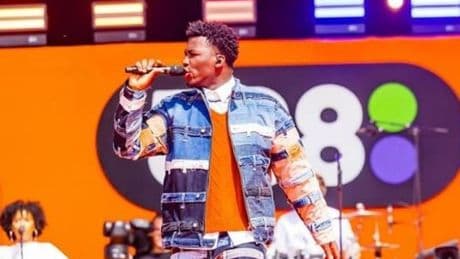 Un congoleño que canta en inglés y francés representará a Países Bajos, que no dará plantón a Eurovisión
