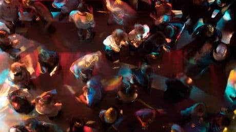 Violenta 15enne dopo averla fatta bere in discoteca: in manette