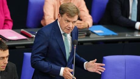 Rede von Außenminister Wadephul im Bundestag von Zwischenfällen überschattet