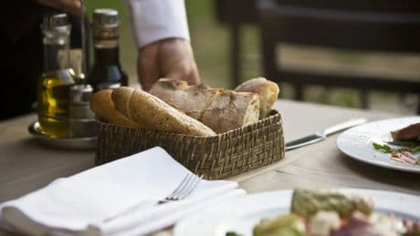 La OCU avisa de las controvertidas prácticas de algunos restaurantes: "No es legal"