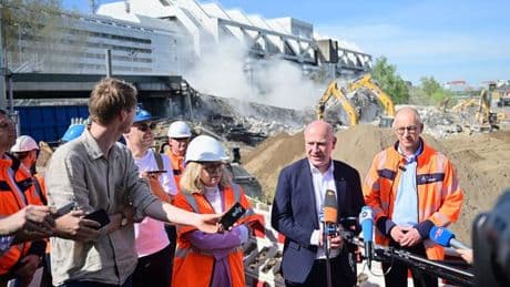 Beton am Boden: Ringbahnbrücke weitgehend abgerissen
