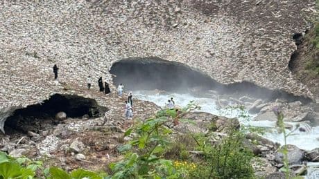 Rize'de acı son: Fotoğraf çektirirken kar kütlesinin altında kaldı
