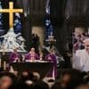 REPORTAGE. "Je l'aimais beaucoup" : en France, les catholiques se recueillent après la mort du pape François