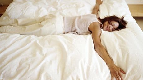 Nicht mit Straßenklamotten aufs Bett: Warum das Unsinn ist