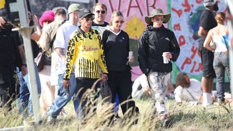 Louis Tomlinson beim Glastonbury Festival - One-Direction-Sänger im BVB-Trikot gesichtet