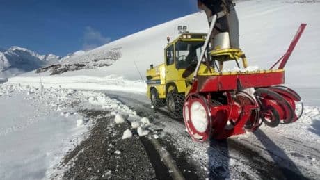 Hautes-Alpes: le déneigement des plus hauts cols routiers de France se poursuit avec le Galibier