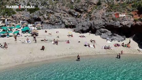 Alanya’da sıcak havayı fırsat bilen turistler Kleopatra Plajı’na akın etti