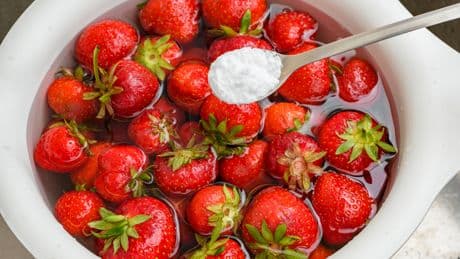 Küchen-Tipp: Warum Sie gerade Erdbeeren immer mit Natron waschen sollten