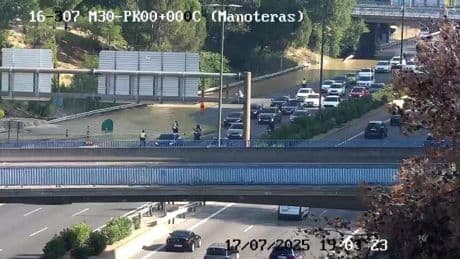 Cortados cuatro carriles de la M-30 a la altura del nudo de Manoteras por la rotura de una tubería de agua