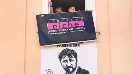 "Deutsche Eiche": Neue Gedenktafel für Fassbinder in München