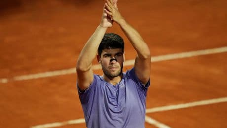 Alcaraz remonta a Djere con solidez y alcanza los octavos en el Masters 1.000 de Roma (6-7 y 2-6)