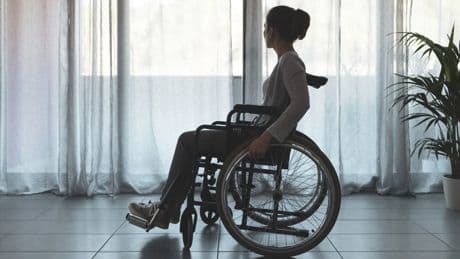 Una joven con una forma agresiva de ELA vuelve a caminar gracias a un tratamiento experimental