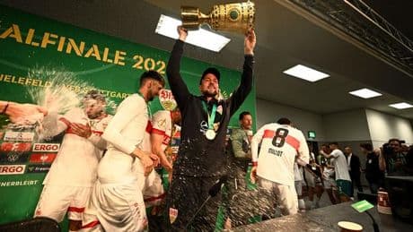 Nach DFB-Pokalsieg: Sektdusche für Hoeneß: VfB-Spieler stürmen Pressekonferenz