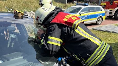 Aus Versehen eingeschlossen - Feuerwehr holt Jungen (1) aus Hitze-Auto