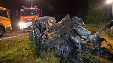 Wagen ging in Flammen auf - US-Soldat stirbt bei Baum-Crash