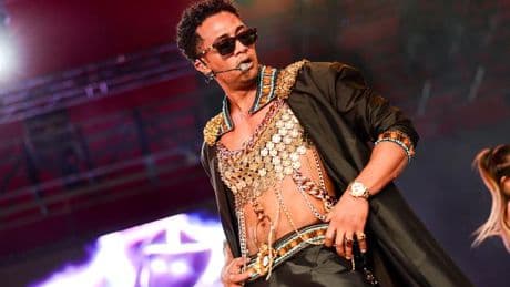 Mohamed Ramadan, le chanteur égyptien viriliste et le “soutien-gorge pharaonique”
