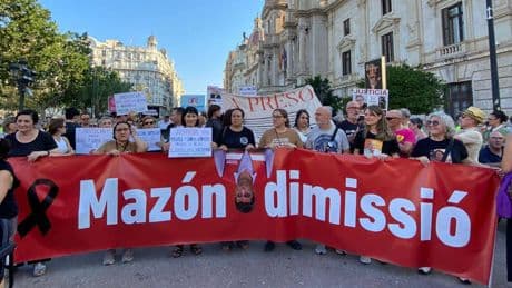 Miles de personas respaldan a las familias de las víctimas que piden la dimisión de Mazón