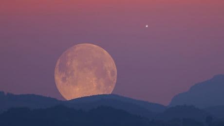 When To See A Golden Moon Beside Saturn On Monday Evening