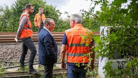 Brandsätze an Bahnstrecke: Bahn rechnet mit Reparatur von Brandschäden bis Mitternacht