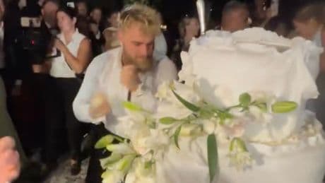 Schroffe Sahne-Schlacht! - Box-Star prügelt auf Hochzeitstorte ein