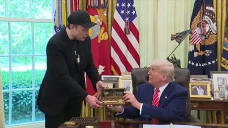 Départ d'Elon Musk: quelle est cette clé remise par Donald Trump au milliardaire?