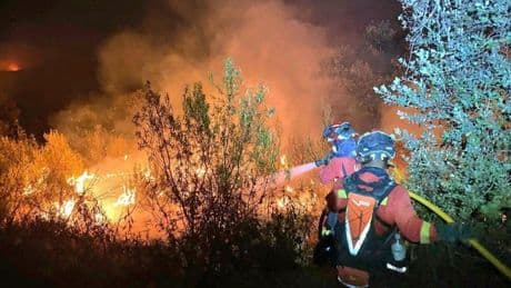 Última hora de los incendios en España, en directo | El fuego ha obligado a desalojar ya a más de 4.000 personas en toda la península