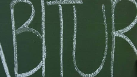 Verdacht der Volksverhetzung: „NSDABI - Verbrennt den Duden“ – Polizei ermittelt gegen Schüler wegen Abi-Motto