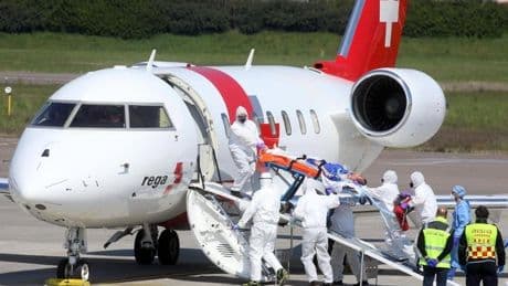 Una médico cuenta cómo es un traslado de un paciente en avión ambulancia: «Hacemos turnos para dormir 15 minutos»