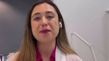 Leire Barrutia, dermatóloga: "La moda de llevar el pelo demasiado tirante o  este 'clean look' puede estar produciendo una alopecia traccional"