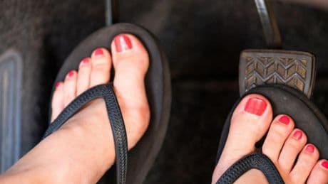 La recurrente duda de los conductores en verano: ¿me pueden multar por llevar chanclas si la normativa no especifica cómo debes ir calzado?