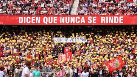 La afición se moviliza y exige "la dimisión inmediata del presidente y del consejo"