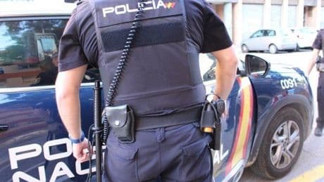 Un policía salva la vida a un hombre que se atragantó en un restaurante: «Le di 5 o 6 golpes y escupió el trozo de chuletón»