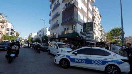 Antalya'da kan donduran olay! Yaşadığı dairede boğazı kesilmiş olarak bulundu
