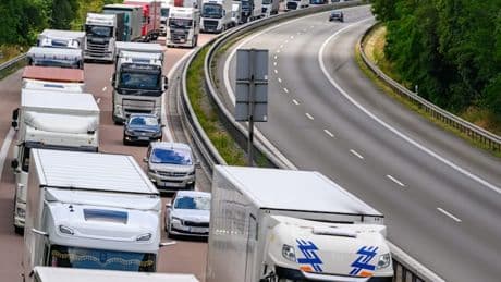 An mehreren Ausfahrten der A8 gilt ab sofort ein Abfahrverbot bei Stau