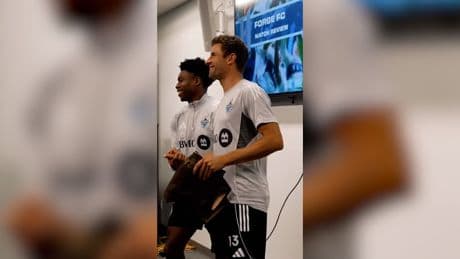 Erstes Training in Vancouver  - Müller tauscht Lederhose gegen Trikot-Nummer