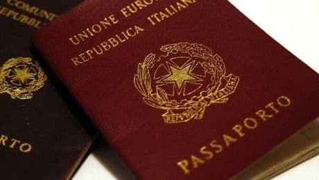 Passaporti, qual è il migliore per viaggiare? Il più potente è di Singapore, l'Italia è terza: ecco la classifica