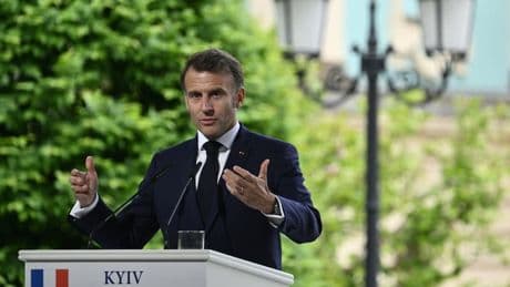 Guerre en Ukraine: Macron affirme que "la clé" est "d'avoir des troupes" dans le pays