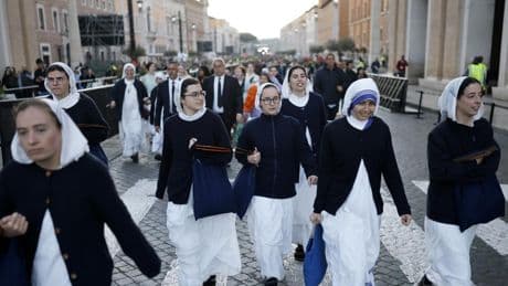 De la cojera de Trump a la reverencia de Macron: las anécdotas del funeral de Francisco
