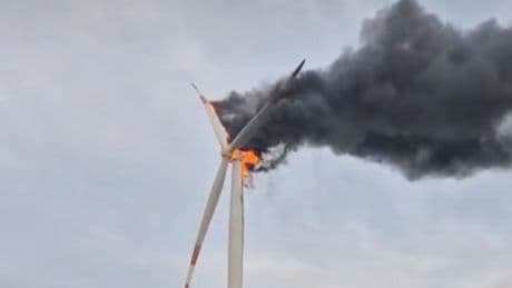 Brand in mehr als 100 Meter Höhe - Windrad fackelt ab! Feuerwehr kann nur zusehen