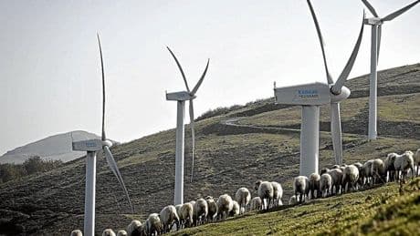 EH Bildu critica ahora las posturas «cerradas» contra los parques eólicos y fotovoltaicos