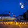 Sie bereiteten Fake-Verkehrsschilder vor: Mehrere Personen malen falschen Zebrastreifen auf Berliner Fahrbahn