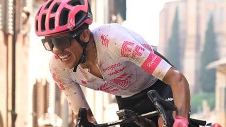 Carapaz soleert naar etappezege in Giro d'Italia, roze blijft om schouders Del Toro