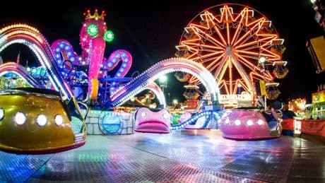 Dos jóvenes heridos al ceder una puerta lateral de una atracción de feria en Ceuta