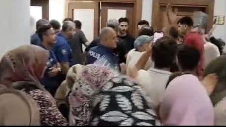 Kahramanmaraş'ta susuz kalan depremzedeler AKP'li belediyeyi bastı!
