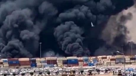 Una espectacular explosión en un puerto iraní deja casi 300 heridos