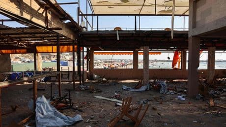 Israel mata a 33 personas en un bar de Gaza, donde se conectaban a internet